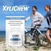 obrázek muže a ženy s jízdními koly procházejících se po pláži a popis s výhodami žvýkaček a fotografie žvýkaček xylitol Ice Mint v balení 60 kusů žvýkaček od výrobce Xylichew | Pro webové stránky: healthychewinggum.com | Zdroj: Xylichew