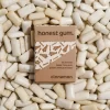obrázek žvýkačky skořicové přírodní žvýkačky od honest gum ve flipové krabičce zepředu na pozadí se žvýkačkami | Žvýkačky bez plastu, bez cukru, udržitelné a bez aspartamu | Pro web: healthychewinggum.com | Zdroj: honest gum