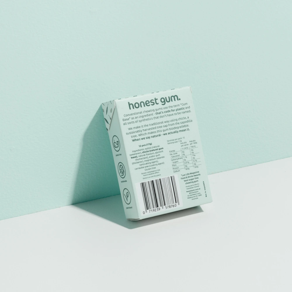 picture of Eucalyptus Mint All Nature Chewing Gum from honest gum in a flip box from the back with 12 pcs on a green white background with a box shadow | Plastic free, sugar free, sustainable and aspartam free | For website: healthychewinggum.com | Source: honest gum
