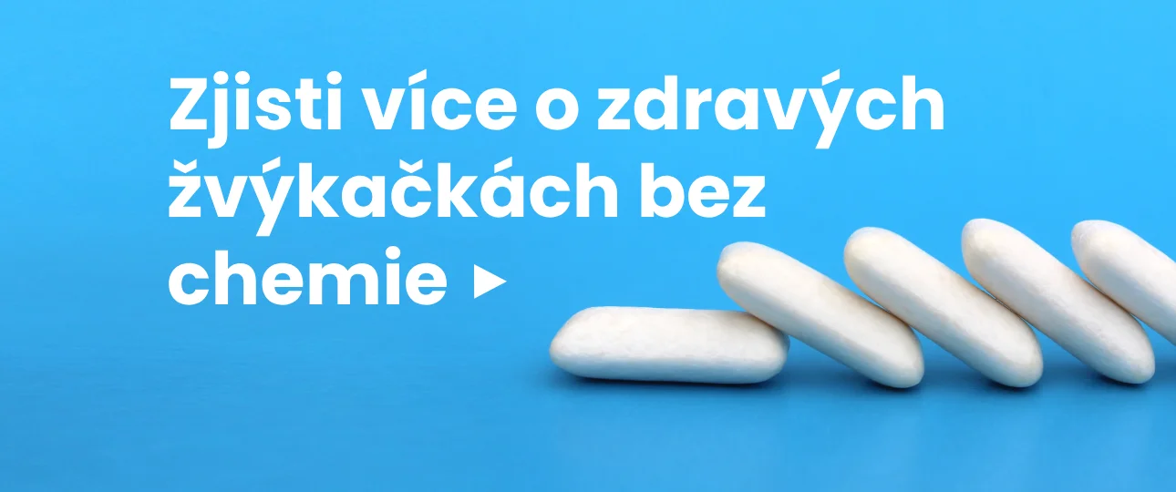 Bílá dražé žvýkačka opřená o sebe s tou vlevo vleže a zbytkem opřeným o ni v pravé části posuvníku a v levé části je text tučným bílým písmem: „Learn More About Chemical-free Chewing Žvýkačka s modrým pozadím zvýrazňujícím zdravé dásně | Pro mobilní zařízení | Pro účely: posuvné bannery | Pro web: HealthyChewingGum.com | Autor banneru: Jiří Samuel | Zdroj fotografie: shutterstock.com