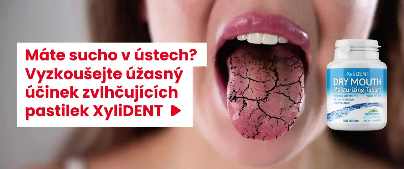 Část ženského obličeje s detailem na její ústa a zvýrazněný suchý jazyk naznačující sucho v ústech s textem a butylkou zvlhčujících pastilek nabádající k výhodné a účinné koupi dokonalých zvlhčujících pastilek XyliDENT na suchá ústa, zdroj: shutterstock, úpravy/grafik: Jiří Samuel, pro web: healthychewinggum.com