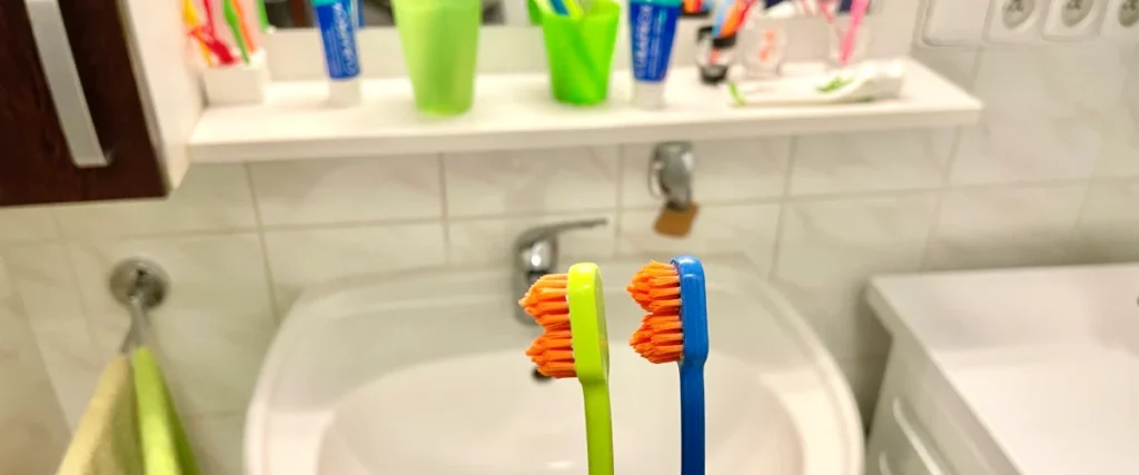 Splash Brushes photographed in the bathroom only partially visible - only the top of the brush with the bristle head | For the article: Manual Toothbrush 2.0 | For the website: healthychewinggum.com