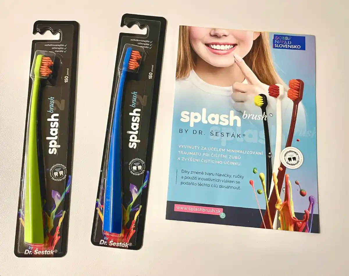 Foto unserer ersten Splash Brushes-Bestellung – links im Bild sind zwei verpackte Bürsten in Grün und Blau mit zwei Noppen zu sehen, rechts die beiliegende Broschüre auf weißem Hintergrund. | Zum Artikel: Handzahnbürste 2.0 | Zur Website: healthychewinggum.com