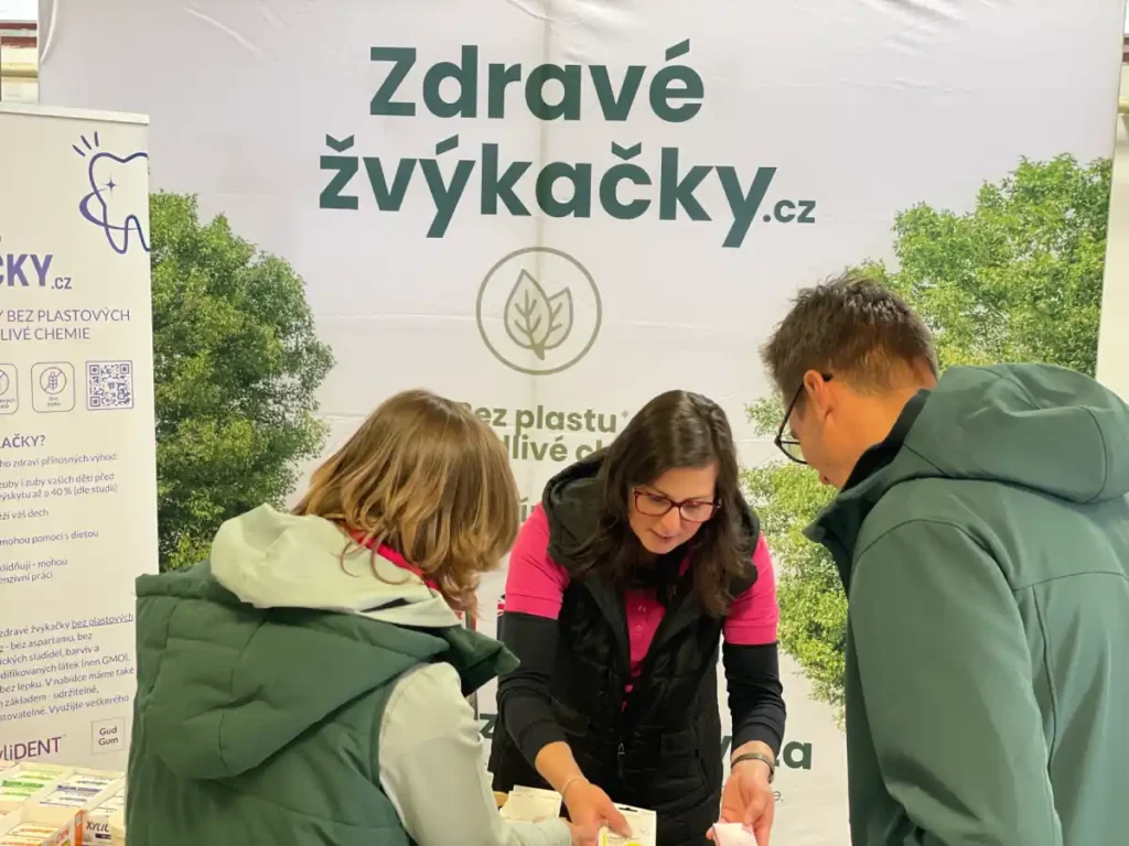 Fotografie zákazníků se zájmem o zdravé žvýkačky u výstavního pultu zdravezvykacky.cz