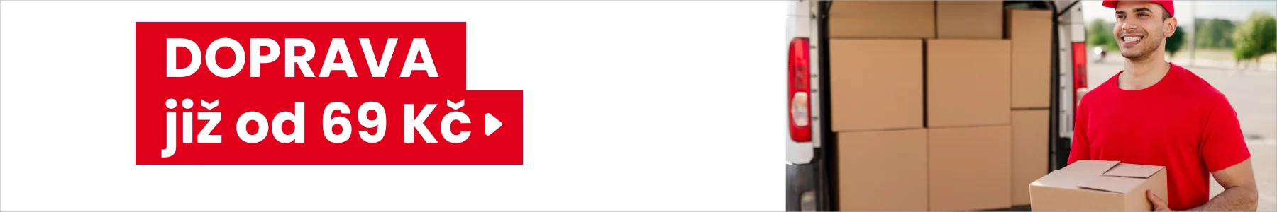 Banner s popisem "Doprava již od 69 Kč" a s šipkou na bílém pozadí červeno bílý text po levé straně a po pravé straně mladý muž v ruce držící balík a v pozadí auto plné nedoručených balíků a silnice se stromy