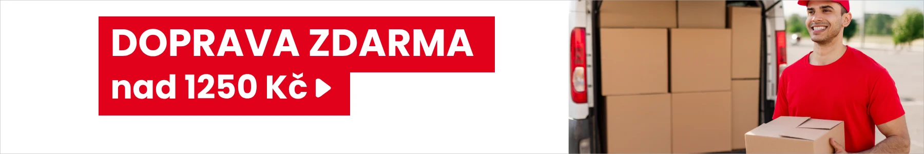 Banner s bílým textem po levé straně v červeném rámečku s textem "Doprava zdarma nad 1250 Kč" a po pravé straně s mladým mužem oblečeném jako kurýr v pozadí auto kurýra a prostředí venku