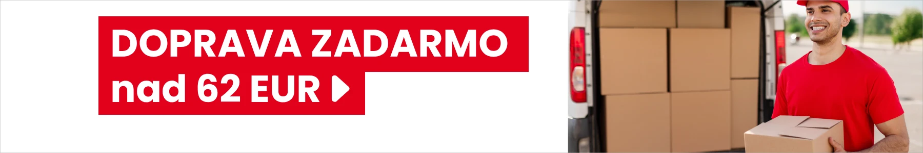 Banner s bielym textom na ľavej strane v červenom rámčeku s nápisom „Doprava zadarmo pri nákupe nad 62 EUR“ a na pravej strane s mladým mužom oblečeným ako kuriér, v pozadí kuriérske auto a exteriér