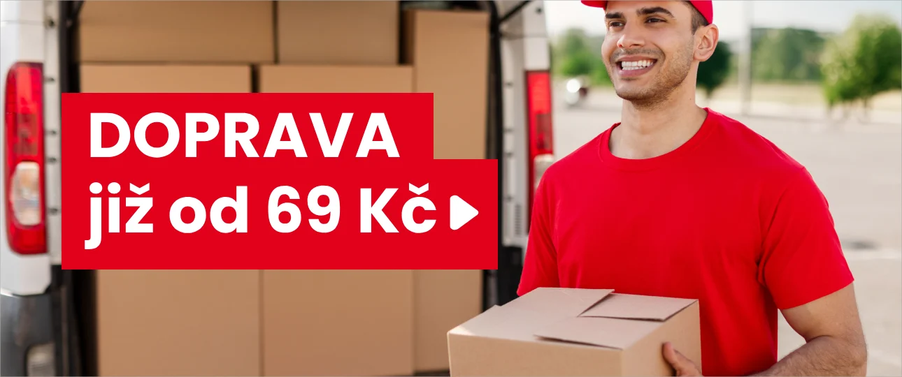 Banner s bílým popisem "Doprava již od 69 Kč" a s šipkou na červeném pozadí po levé straně a po pravé straně mladý muž v ruce držící balík a v pozadí auto plné nedoručených balíků a silnice se stromy